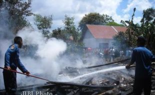 Konsleting, Atap Rumah Kosong Terbakar