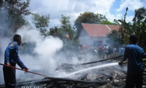 Konsleting, Atap Rumah Kosong Terbakar