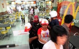 PENGUNJUNG MC DONALD'S BERHAMBURAN 