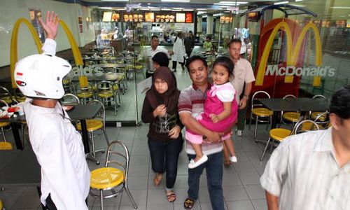 PENYEGELEN KFC & MC DONALD’S SOLO: Pengelola Serahkan Pengamanan ke Polisi