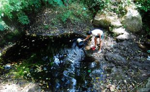  KEKURANGAN AIR: Warga Deles Masuk Hutan Demi Mandi dan Mencuci