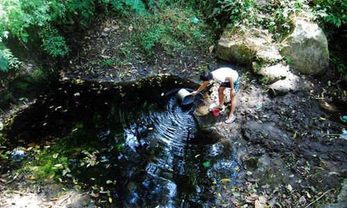  KEKURANGAN AIR: Warga Deles Masuk Hutan Demi Mandi dan Mencuci