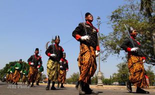 PRAJURIT KERATON LATIHAN BARIS-BERBARIS