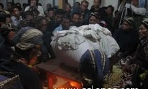 RITUAL CUPU PANJALA: Banyak Gambar Tokoh Protagonis Muncul di Kain Kafan