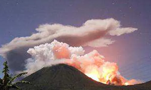 Gunung Lokon Meletus 3 Kali, Manado Hujan Abu Vulkanik