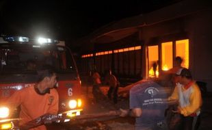 Lahan Kosong Terbakar, Warga Panik