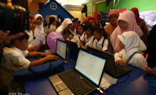 TIPS ASUH ANAK : Cerdas Menggunakan Internet Bersama Anak