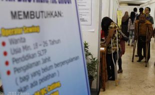 Tunggu Menakertrans, Pencari Kerja di JMF Rela Keleleran