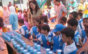 HARI SUSU NUSANTARA : Pakde Karwo Ajak Masyarakat Minum Susu 2 Gelas/hari