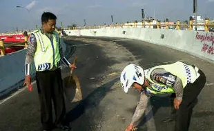 Hati-hati Ada Tumpahan Oli di Jalan Layang Janti