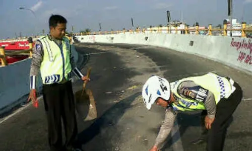 Hati-hati Ada Tumpahan Oli di Jalan Layang Janti