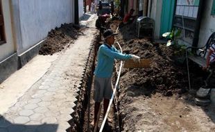 REVITALISASI KAMPUNG BATIK KAUMAN: Jalan Cakra Ditutup Separuh