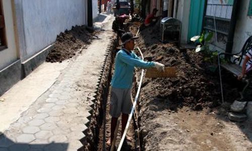 REVITALISASI KAMPUNG BATIK KAUMAN: Jalan Cakra Ditutup Separuh