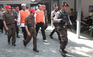 SIDANG GANDEKAN: Lokasi Dipindah, Sidang Dihentikan