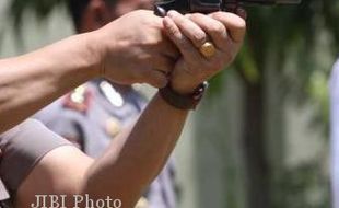 Polres Klaten Lakukan Latihan Menembak