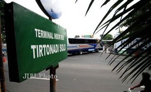 Pedagang Asongan Tirtonadi Minta Jualan di Bus Patas