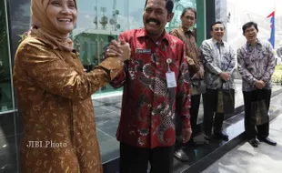 BERJABAT TANGAN