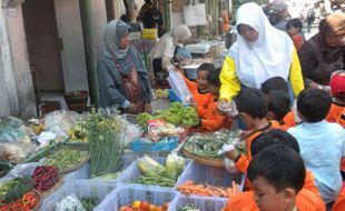 TK AISYIYAH Karangasem Belajar di Pasar Kleco