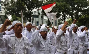 AHOK GUBERNUR DKI : Demo Tolak Ahok, Massa FPI Lempari Polisi dengan Batu