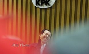 KPK PERTAHANKAN PENYIDIK