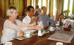 JOKOWI MENYEDU TEH BERSAMA MASTER TEH DUNIA