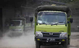 TRUK PENGANGKUT SEMEN