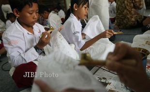 SISWA MEMBATIK MASAL