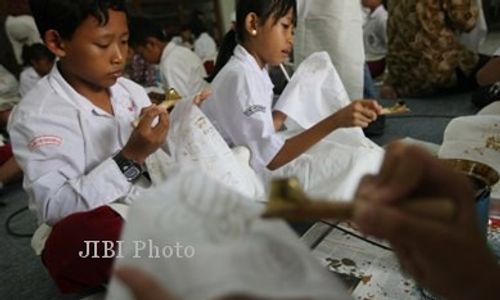 SISWA MEMBATIK MASAL