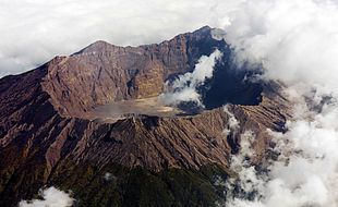 Hiii... Pos Pendakian Gunung Raung Bondowoso Bikin Bulu Kuduk Meremang