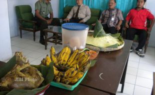 TUMPENG UNTUK HUT KE-67 TNI