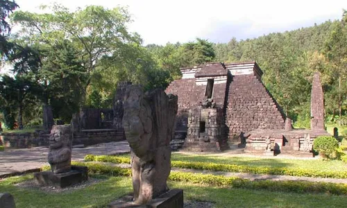 Bagian Bawah Menggelembung, Candi Sukuh Karanganyar Dipugar