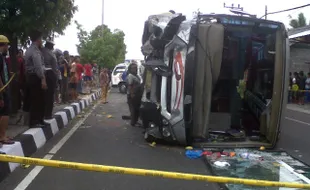  Tabrak Penyeberang, Bus Mira Terguling, 1 Tewas