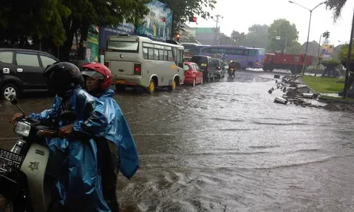 TERJEBAK BANJIR DI SLEMAN