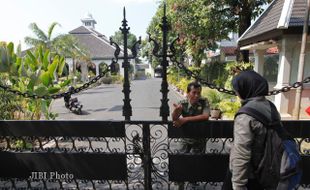 Rumah Dinas Tanpa Jokowi (I): Ingin Foto Bareng Jokowi, Warga Masih Datangi Loji Gandrung