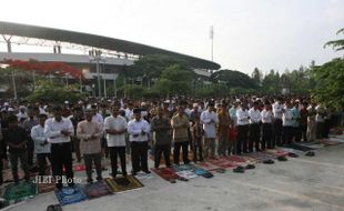   RIBUAN WARGA MTA SHALAT ID