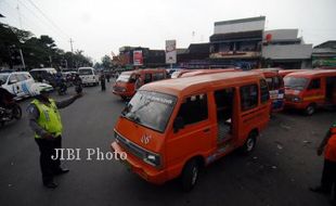 Ribuan Angkot di Medan Mogok, Penumpang Terlantar