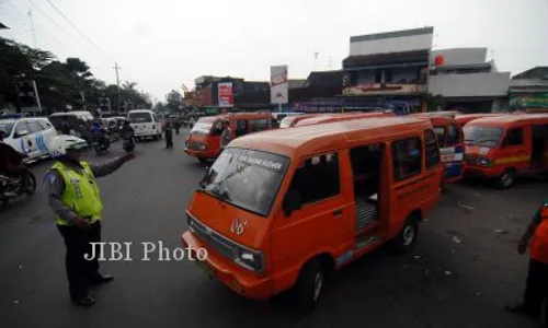 Ribuan Angkot di Medan Mogok, Penumpang Terlantar