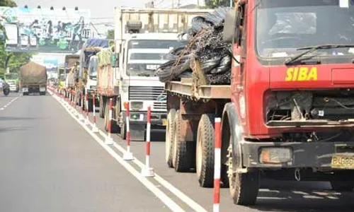 Tak Ada Kendaraan yang Bersedia Ditumpangi, 50 Massa Bajak Truk dan Rampas Ponsel