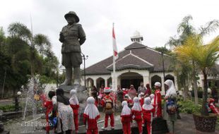 DARI LOJI GANDRUNG KE TAMAN SUROPATI 7 (II/Habis): Tempat Berpesta Para Pembesar Itu Jadi Rumah Dinas