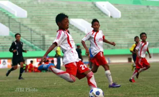 MENENDANG BOLA