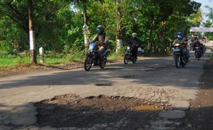 JALAN RUSAK & BERLUBANG