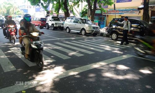 LALU LINTAS KARANGANYAR : Dishubkominfo Perkenalkan Markah Warna Merah di Jl. Lawu, Ini Fungsinya