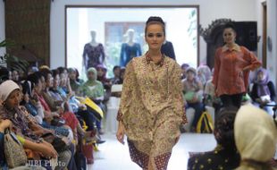 PERAGAAN BUSANA BATIK DANAR HADI