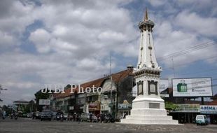 Kemuncak Tugu Dipasang, Jogja Hujan