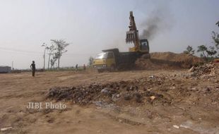 TOL SOLO-KERTOSONO: Proyek Jalan Tol Tutupi Saluran Irigasi di Lima Desa