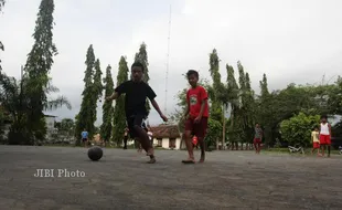 BERMAIN SEPAKBOLA