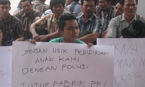 DEMO WARGA: Keluhkan Polusi Pabrik Kayu, Warga Polokarto Geruduk DPRD