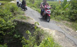 Rusak Makin Parah, Jembatan Si Tandu Membahayakan