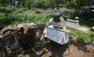 MAKAM DEPOK DIBONGKAR: Belasan Jenazah Tak Teridentifikasi