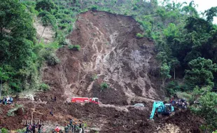 BERSIHKAN LONGSORAN TANAH